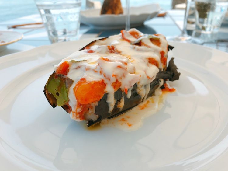 Aubergine alla parmigiana: it’s cooked in one piece at 400°C, to keep the pulp white, and then finished during the service. Seasoned with a fondue of Parmigiano Reggiano 30 mesi, anchovy colatura (to give a noble sapidity), oil from Garda and a “mosaic” of tomatoes, a real pleasure for eyes and palate. A historic dish at Lido 84, delicious, despite its almost entirely vegetal nature, and which continues to surprise for the nuances it can show, depending on the ingredients available (not all aubergines and tomatoes are the same, and in any case in the summer they acquire different nuances of flavour)
