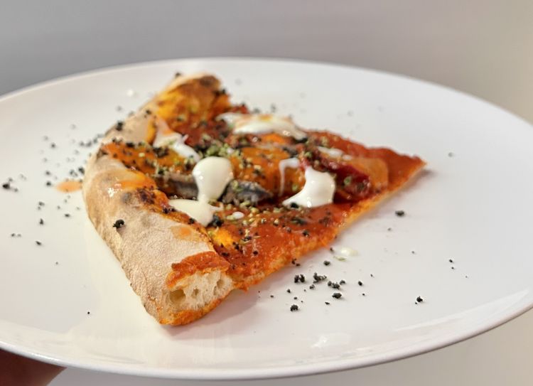Tiziana Cappiello: Spicchi di Puglia. Trancio di pizza con farina 0 con germe di grano, riduzione di pomodoro San Marzano al profumo di aglio, filetto di pomodoro semi-dry, crema di aglio, filetti di acciughe, polvere di olive nere, origano, olio evo pugliese