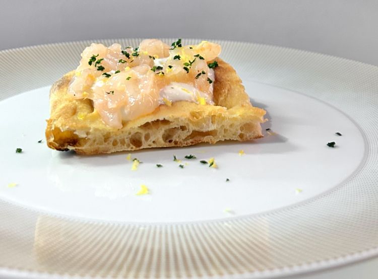 Tiziana Cappiello: Le distanze che si incontrano. Pizza in pala realizzata con farina tipo 1 con germe di grano, stracciatella di Gioia del Colle al gusto di wasabi, tartare di gambero rosso dolce, zeste di lime, prezzemolo tritato