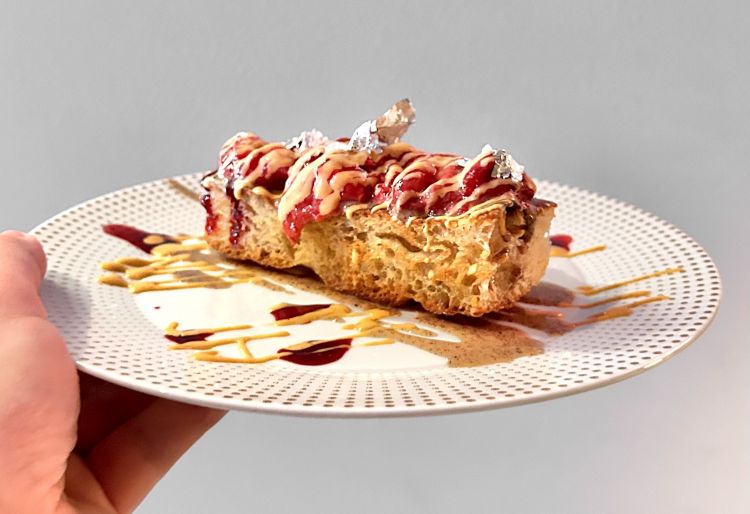 Giuseppe Errichiello: Il mio dolce non dolce. Lingotto d'oro di pizza con confettura di fragole e crema di ricci di mare.