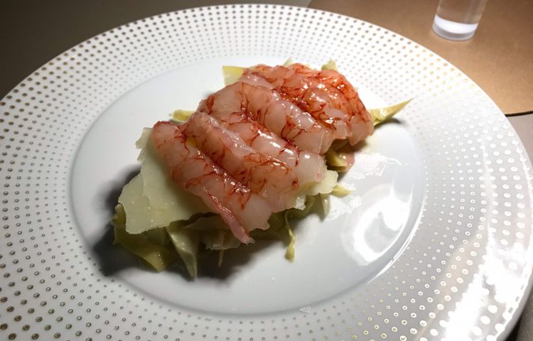 Carpaccio di gamberi rossi, carciofi al lime e pecorino Gran Nuraghe: «Il gambero è sicuramente una materia prima che in Puglia raggiunge dei livelli straordinari. Non sempre troviamo per questo piatto i gamberi di Gallipoli, ma anche con i gamberi rossi risulta delizioso. I carciofi sono una verdura che, insieme a cime di rapa e puntarelle, fanno parte della nostra grande ricchezza agricola. E il pecorino è il formaggio del contadino. E' un piatto semplice, con pochi ingredienti e poca trasformazione, ma che raggiunge un livello gustativo davvero straordinario». Domenico Soranno
