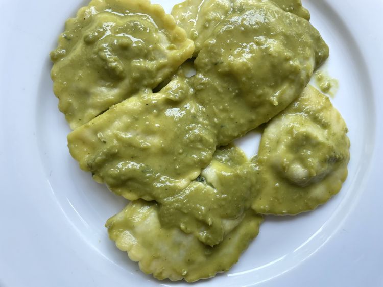 Ravioli di tarassaco e ricotta con crema di piselli