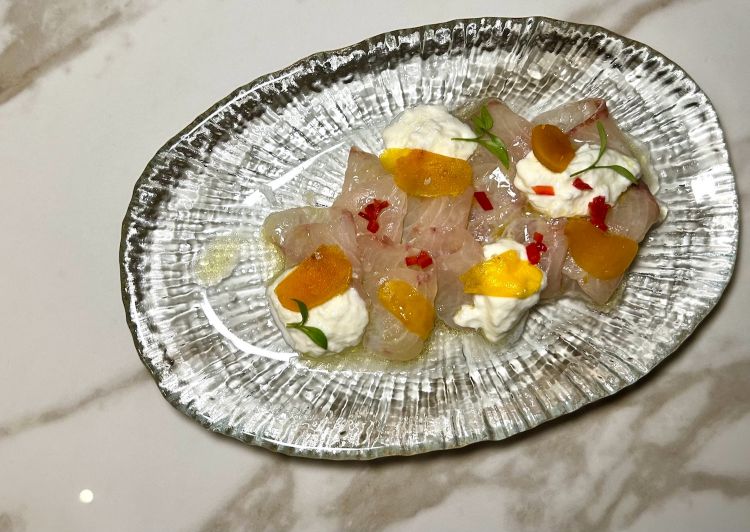 Carpaccio di ricciola con burrata, lime e peperoncino
