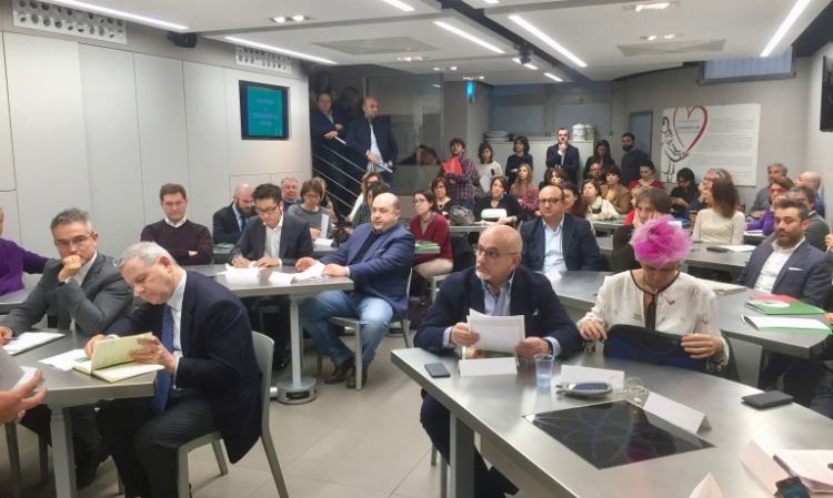 All'incontro di Milano, organizzato da TheFork e Identità Golose, tutte le associazioni di categoria e grandi chef: Claudio Sadler (presidente de Le Soste), Luca Marchini (presidente Jre Italia), Cristina Bowerman (presidente Ambasciatori del Gusto), Marco Sacco (presidente Chic), Rocco Pozzulo (presidente Fic), Lino Stoppani (presidente Fipe), Ciccio Sultano (presidente Le Soste di Ulisse),Roberto Carcangiu (presidente Apci). E poi alcuni altri tra i più grandi chef e ristoratori italiani: Enrico Cerea, Antonio Santini, Davide Oldani, Angelo Sabatelli, Alessandro Pipero, Claudio Liu, Enrico Buonocore, il platea abbiamo anche visto Cesare Battisti e Seby Sorbello