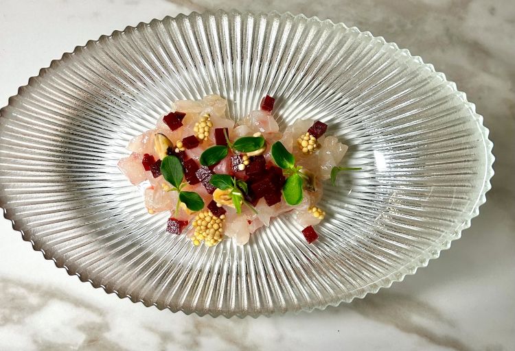 Tartare di branzino alle nocciole, barbabietola e grani di mostarda
