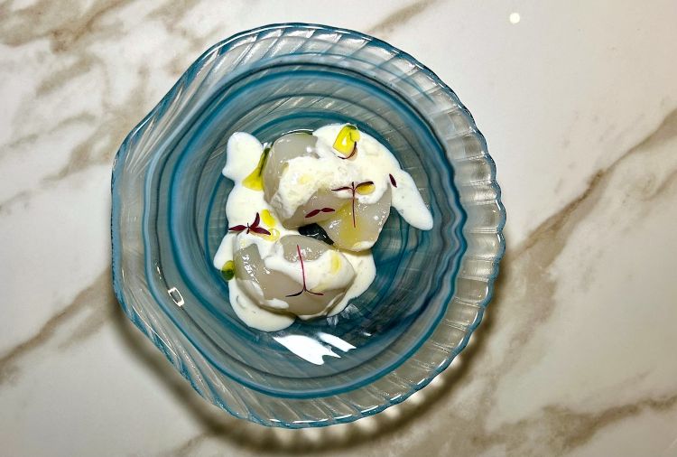 Carpaccio di capesante con salsa allo yogurt speziato
