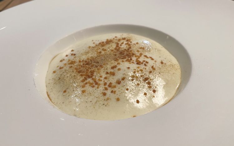 Arrosto della domenica. Golosità pura che richiama ricordi di pranzi di festa: le patate in forma di gnocchi e di spuma, semola croccante, polvere di porcini, fondo di pollo e brunoise di verdure
