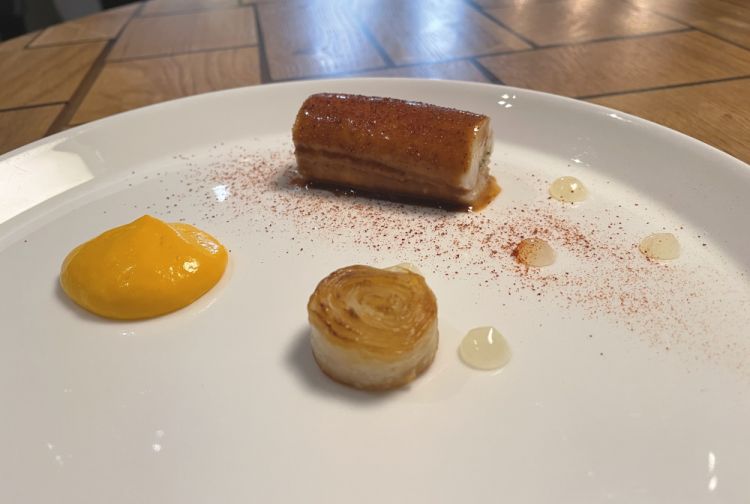 Sogliola ripiena di mazzancolle, glassata con la sua bisque, olandese allo zafferano, sedano rapa arrotolato, cedro in gel, polvere di peperone crusco