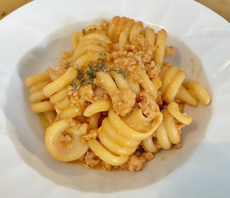 Pasta al sugo di coniglio, timo e ragusano
