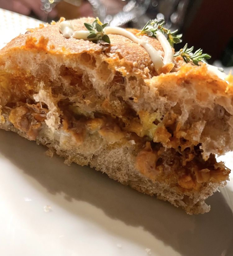 Milano croccante di Alex Lo Stocco - Ossobuco, gremolada, fonduta di Parmigiano Reggiano 36 mesi, crema di riso allo zafferano su crust al germe di grano
Ecco la nuvola, una croccantezza eterea, che appaga il palato con la sua fragranza; sotto una base ben lievitata croccante anch’essa, ma più scioglievole. Tra questi due strati un cuore di ossobuco alleggerito dalle note agrumate della gremolada, mentre lentamente arriva la sapidità elegante e avvolgente del Parmigiano Reggiano. Delizioso