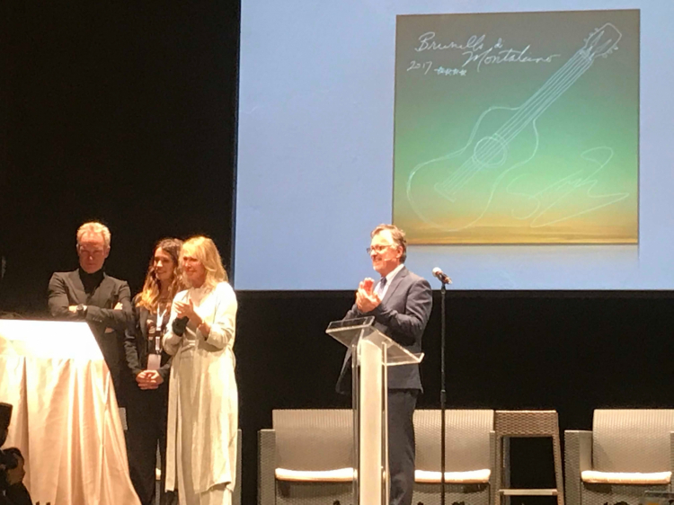 Sting e la moglie Trudie Styler sul palco del teatro degli Astrusi mostrano la piastrella celebrativa dell'annata 2017, firmata dallo stesso artista
