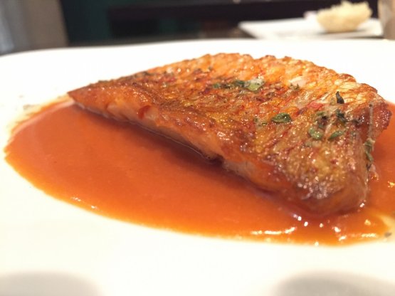 Triglia e triglie, a red mullet-based dish which is clamorous in that it appears to be only materic yet it is the result of an exceptional virtuoso: the fish is enhanced with a triumph of Mediterranean aromas