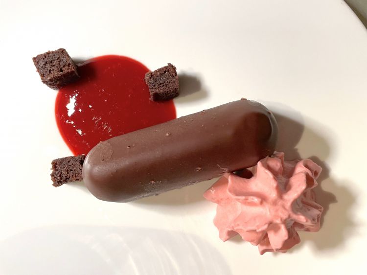 Cioccolato e lampone, a cura di Identità Golose Milano
Una combo che raramente lascia insoddisfatti garantendo all'assaggio freschezza e golosità; viene racchiusa in un lingotto di cioccolato farcito con mousse al lampone e mousse al cioccolato; alla base, coulis di lampone, biscuit morbido al cioccolato e spuma al lampone