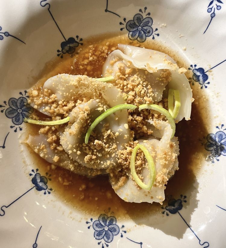 Dumpling di pollo e gamberi con dashi al lime