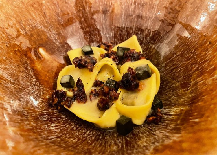 Tortelli ripieni di cacciagione, burro bianco, estratto di salvia e mela cotogna al forno
