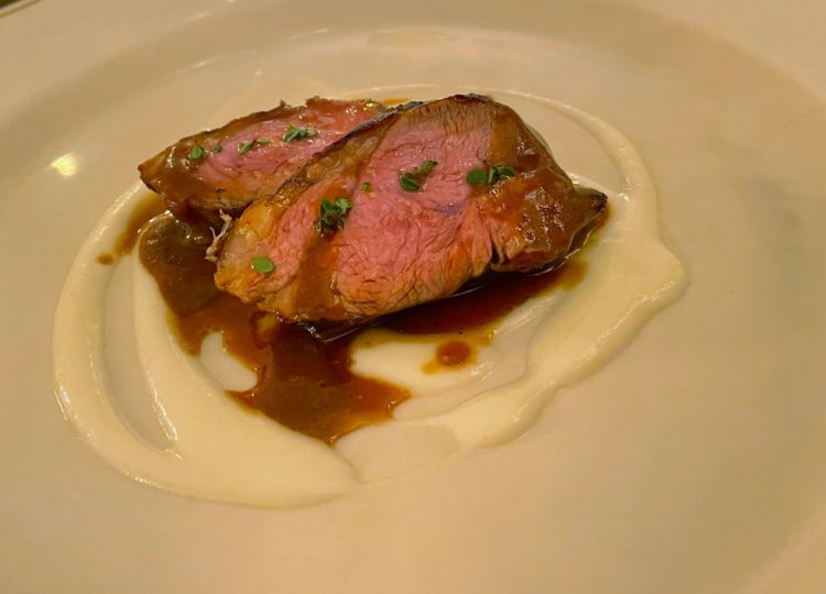 Agnello alla brace, miso d'orzo, aglio dolce, timo limone e contorni all'italiana
