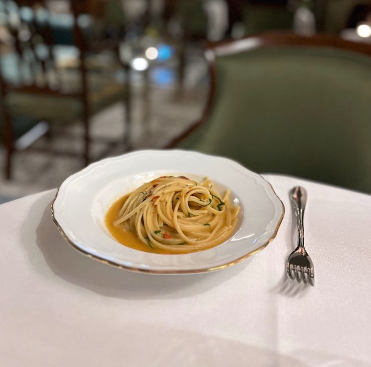 L'esperienza immersiva non prescinde, comunque, dalla bontà dei piatti. Ecco alcune foto del percorso al Salotto Portinari partendo dagli Spaghetti cacio pepe e ricci - Foto Annalisa Cavaleri 
