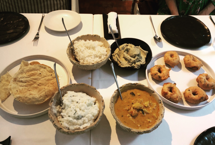 Gaggan Anand è un anche grande cuoco di cucina tradizionale indiana. La prova è in questa tavola. Da sinistra a destra, in senso orario: papadam, riso, chutney di cocco, donuts di lenticchie fritte, curry di pesce, cagliata di riso
