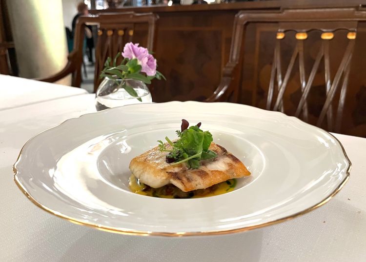 Filetto di branzino con Ciambotta lucana e salsa allo zafferano
