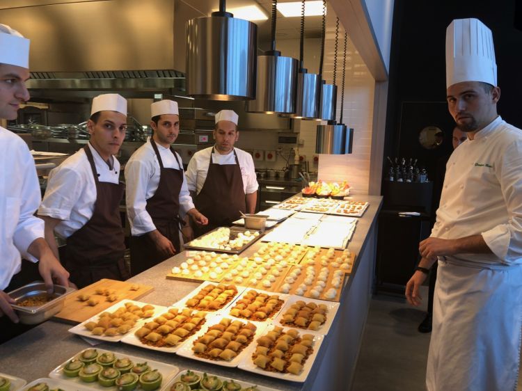 L'head chef Gianluca Renzi (a destra) con parte della sua brigata (foto Zanatta)
