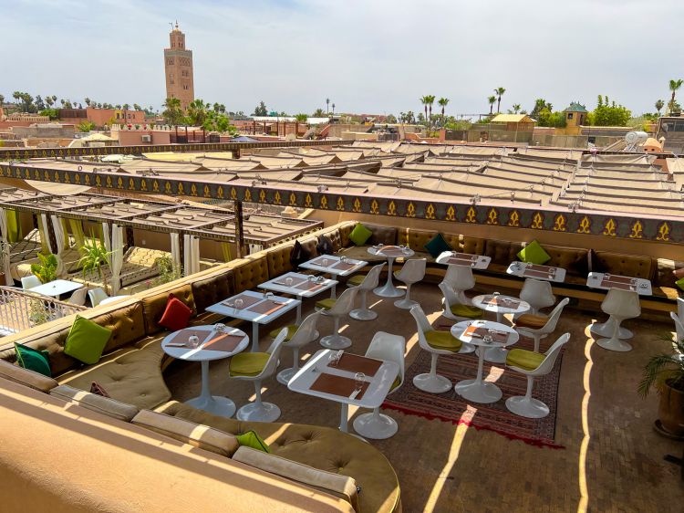Rooftop MK, aperto da mezzogiorno all'una di notte, regala una vista favolosa sui tetti di Marrakech 
