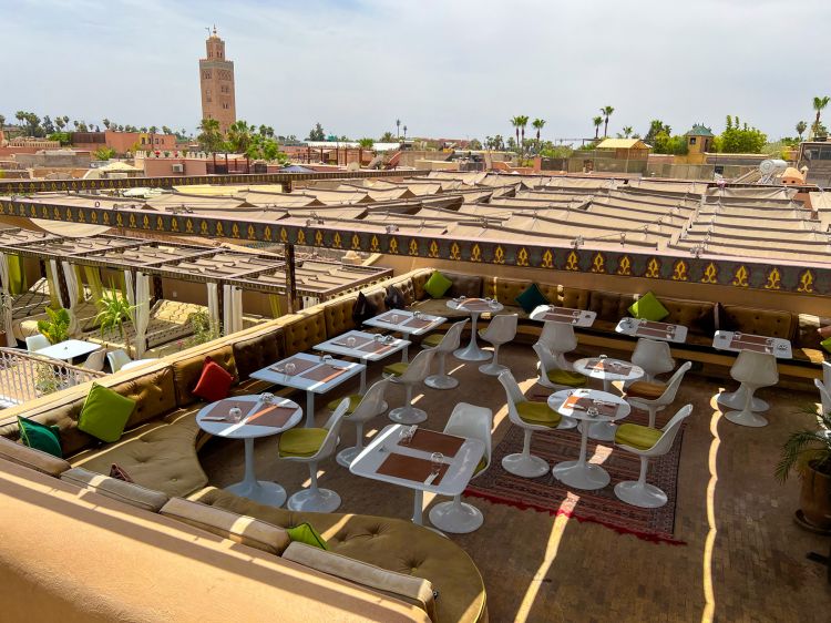 Rooftop MK, aperto da mezzogiorno all'una di notte, regala una vista favolosa sui tetti di Marrakech 
