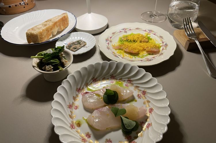 Crudo: Spigola e le sue uova, clementina, olio al porro - Muggine crudo con colatura di alici e tuorlo d'uovo affumicato - Terrina di pelle di pesce - Alghe, spinacini, vongole crude