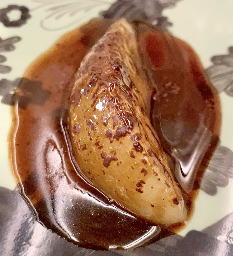 Pera, poivadre e cioccolato al grano saraceno fermentato
Pera, eppure anche qui c'è selvaggina. Pera, che conserva la sua freschezza, la nota zuccherina, la sua consistenza granulosa sotto ai denti, stuzzicata dal pepe di una poivadre, ma poi viene completamente irrorata da un fondo di selvaggina, l'impronta grassa, sottile, che prepara al momento del fine pasto, senza appesantire il palato
