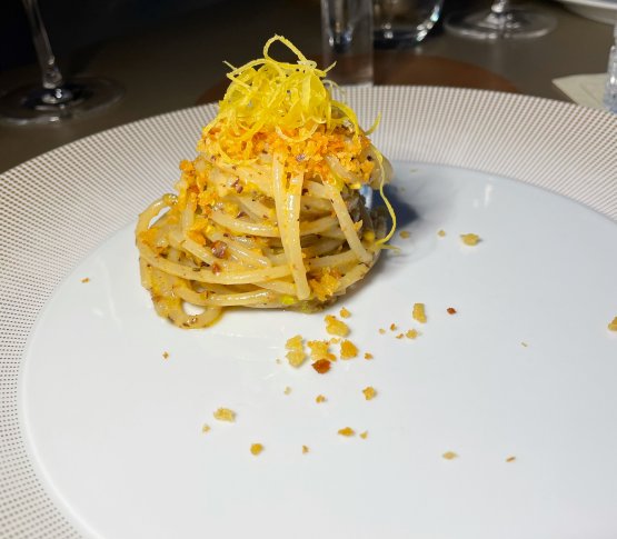 Spaghettone, colatura di alici, limone candito, pistacchi e pane aromatizzato
