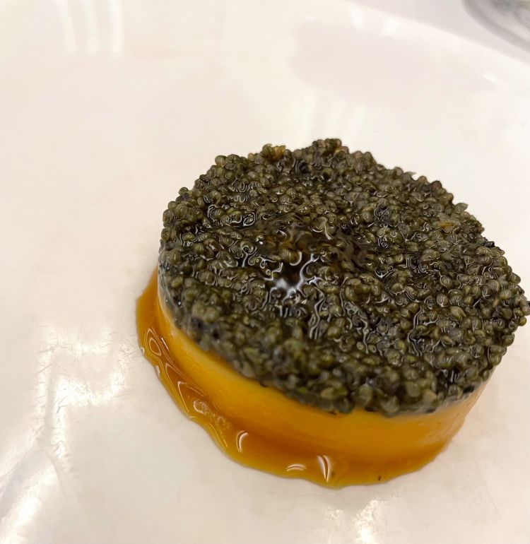 Patata dolce, caviale di terra, shoyu di tartufo e gelato al burro nocciola
Un crème caramel di patata dolce servito con caviale di terra, ottenuto dai semi di un arbusto giapponese (ricorda molto la quinoa nel gusto), shoyu di tartufo - con gli scarti del tartufo dello scorso anno, Davide avvia una fermentazione e ottiene una salsa che poi converte in caramello; il dessert, infine, viene accompagnato da un ricco gelato al burro