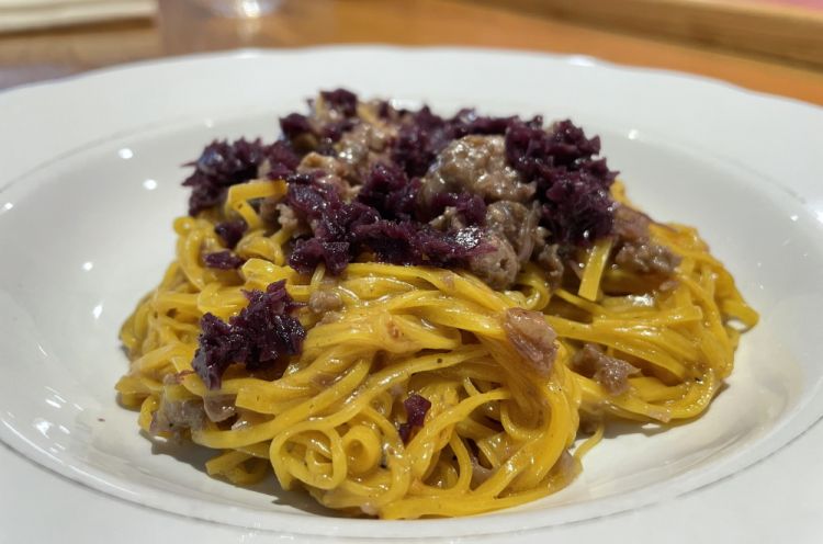 Fieno (pasta fresca tagliata a mano da Guglielmo Chiarapini) spadellato con salsiccia di Nero dei Nebrodi e kimtchi viola. Un piatto di pasta che, da solo, varrebbe il pranzo
