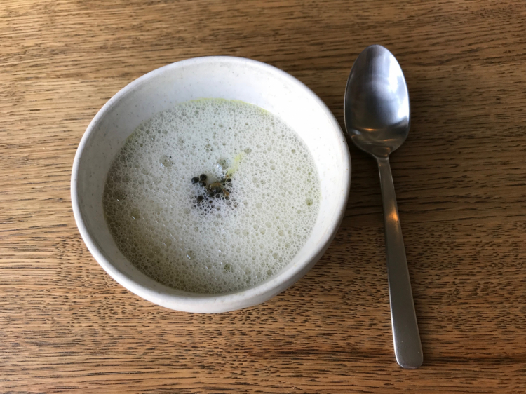 Egg yolk cooked at a low temperature, curdle, broth and capers of garlic
