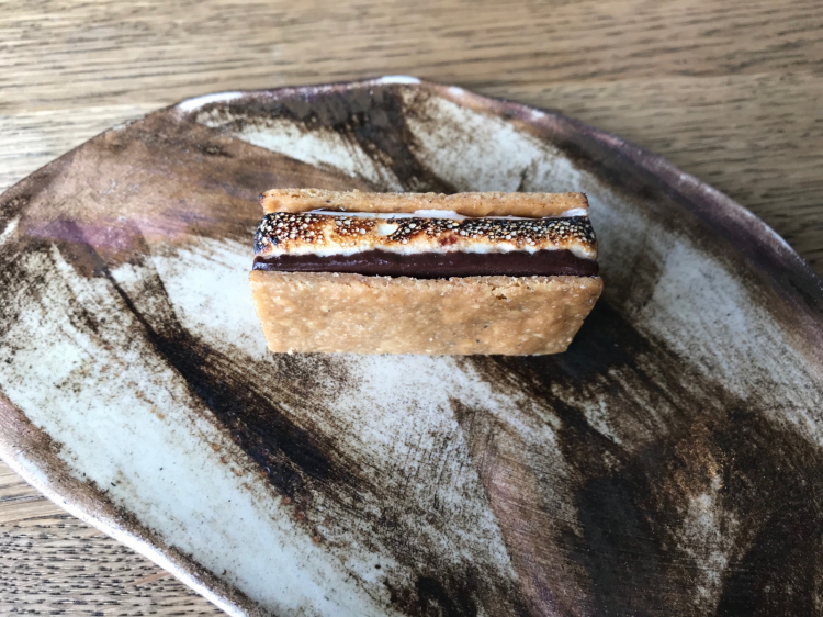 Biscotto al pepe nero, marshmallow di caffè, cioccolato