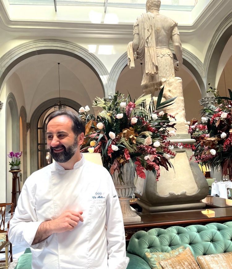 Il tempo di una foto e...lo sguardo dello chef sta già "scappando" verso il tavolo di un ospite che si è appena seduto, pronto ad accoglierlo e a mettersi al suo servizio
