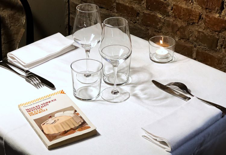 Un tavolo dell'Immorale a Milano con il libro 