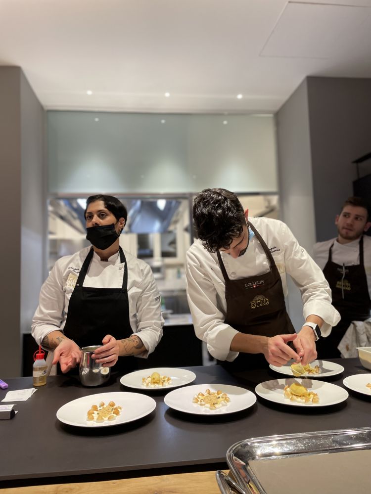 La chef Valentina Rizzo e lo chef Edoardo Traverso al lavoro all'hub di Identità Golose Milano
