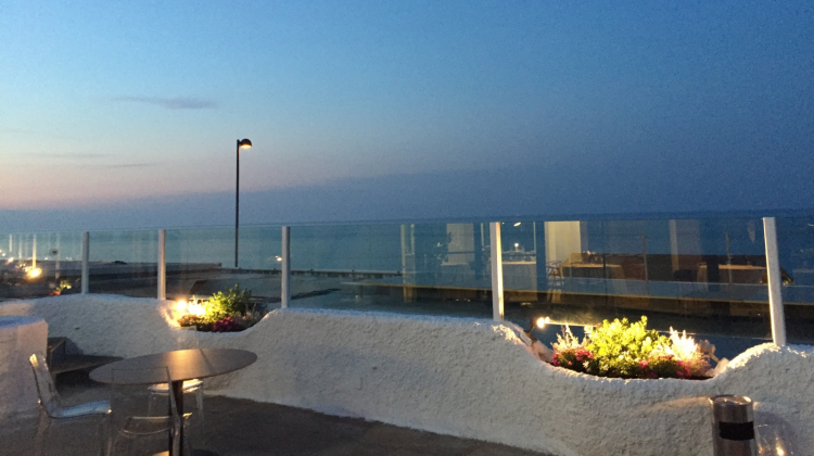 Il blu mare davanti al ristorante (foto Laura Dipietrantonio)