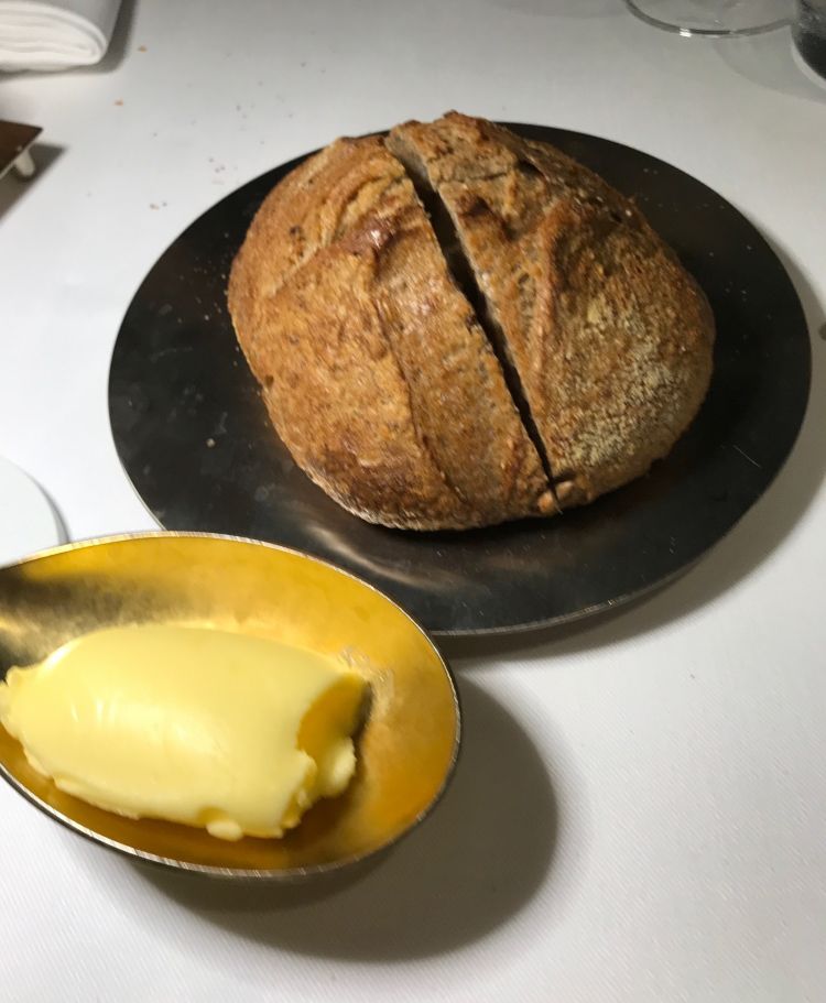 Pane caldo con lievito madre appena sformato e burro salato: impossibile resistere. Una coccola che dura tutta la cena
