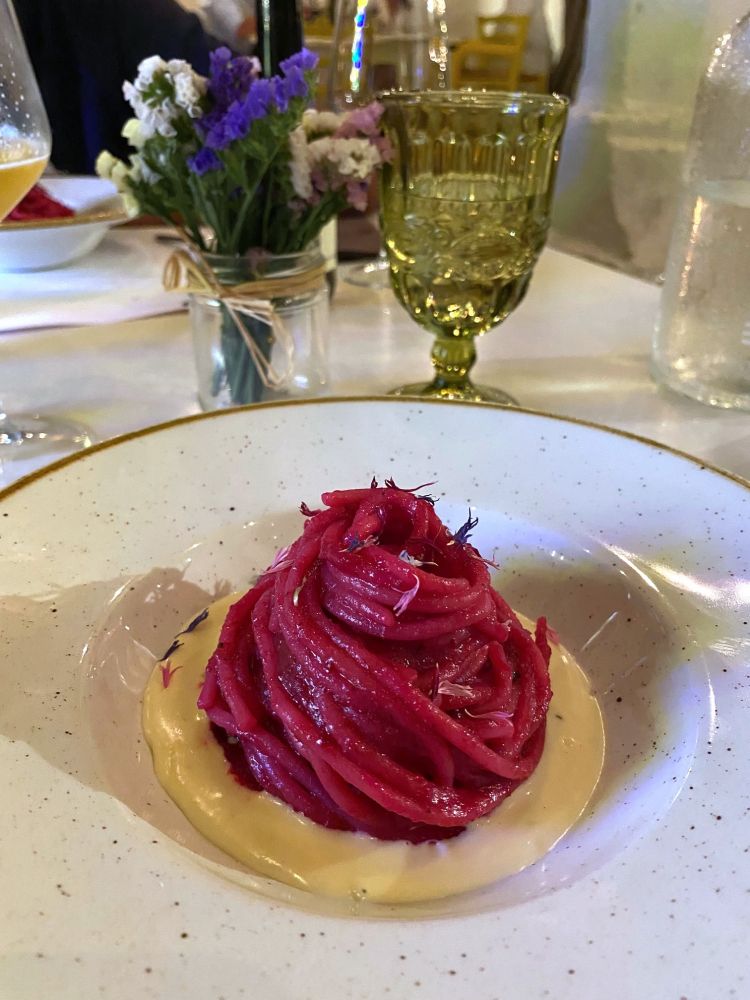 Spaghettone alla barbabietola su fonduta di caciocavallo stagionato in fossa
