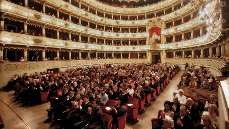 Il Teatro Ponchielli di Cremona, sede di A cena c