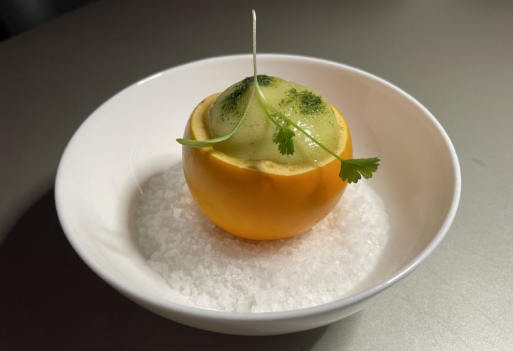 Ceviche di Lulo
«Questo frutto, il lulo, è un ingrediente che stiamo usando molto da Orma. Fa parte delle solanacee e ha sia una forte acidità che un grande profumo, è molto adatto qundi a farci un leche de tigre: a Identità Golose Milano ho pensato di sottolineare l'attenzione che diamo ai vegetali, che arrivano da due orti a nostra disposizione. Quindi è un ceviche vegetale, in cui usiamo sia il cavolo rapa, cotto alla brace, sia la patata dolce, cotta alla brace ed essiccata: in questo modo i due vegetali prendono una consistenza, un morso, molto vicino a quello di una proteina»