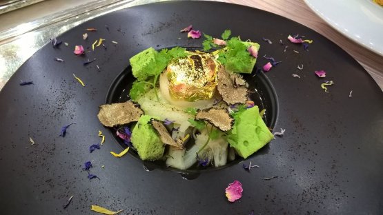 Uovo di Parisi dorato con asparagi, spuma di Grana