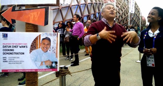 Datuk Chef Wan, maggiore chef della Malaysia, di fronte al padiglione a Expo 