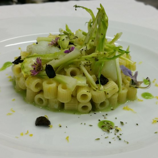 Tubetti “Benedetto Cavalieri” risottati con baccalà, puntarelle, olive celline e limone di Alfredo De Luca, chef del Malcandrino di Monteroni (Lecce)