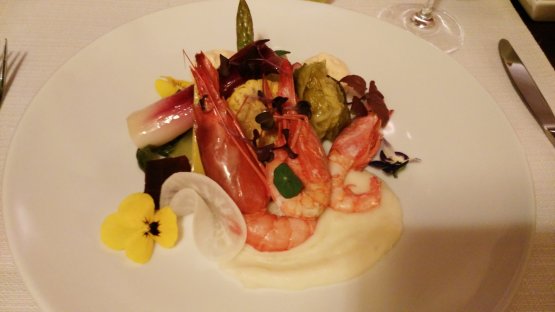 Gamberi di Santa con spuma di salsa rosa e purea di manioca, con verdure di stagione
