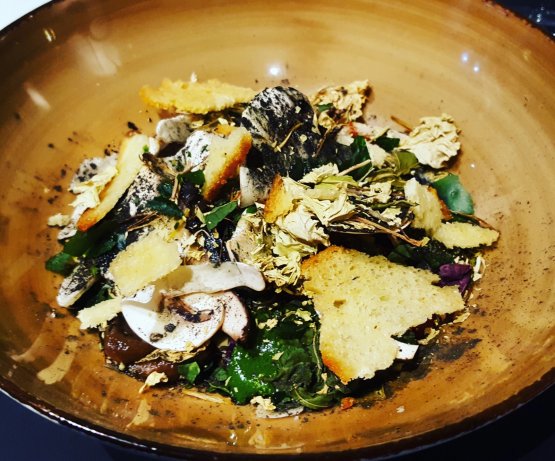 Sottobosco: funghi porcini, funghi trombetta e orecchio di giuda, sia cotti che crudi, poi crema di zucca, cavolo nero, cavolo cappuccio e verza disidratati
