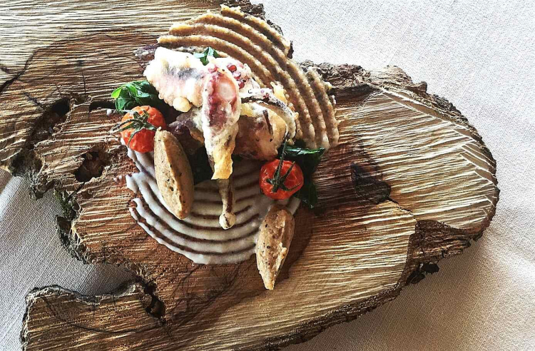 Polpo in tempura al fumo d'olivo con purea di 