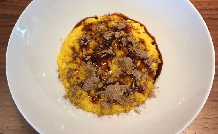 Risotto allo zafferano con genovese e polvere di fungo