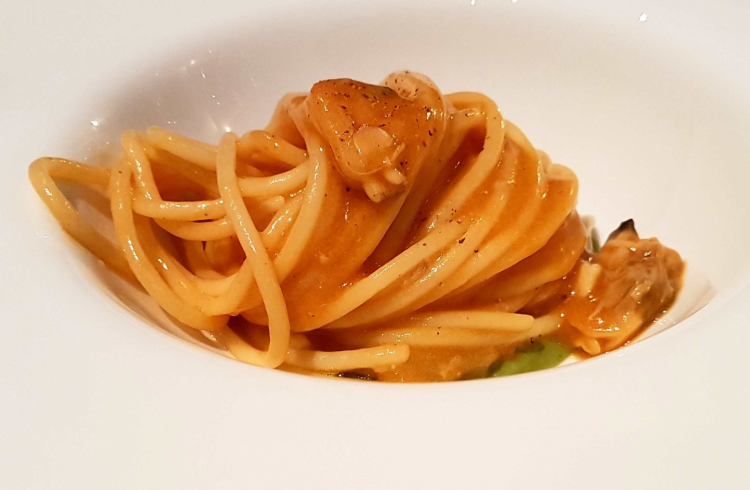 Spaghetto "gentile" cotto nel brodo di aragosta, mantecato nel sautè di vongole, broccoletti "sparacieddu" e aragosta cruda 
