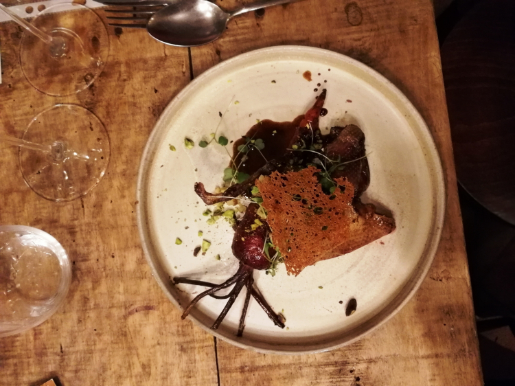 Piccione affumicato e carota fermentata,&nbsp;rabarbaro e frutta&nbsp;secca con aceto balsamico &ldquo;Essenza&rdquo;
